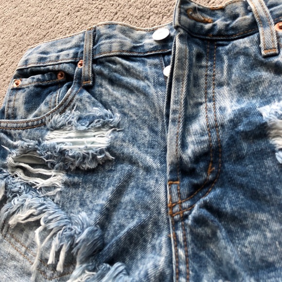 HIGH RISE LIGHT DENIM JEAN SHORTS BY RUNWAYDREAMZ - Picture 4 of 4